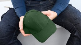 CZAPKA Z DASZKIEM ZIELONA