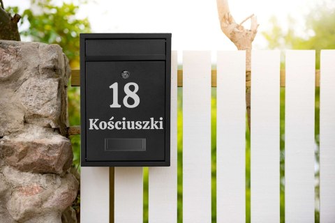 Skrzynka na listy GUSTAV czarna z napisem Skrzynka na listy GUSTAV czarna z napisem