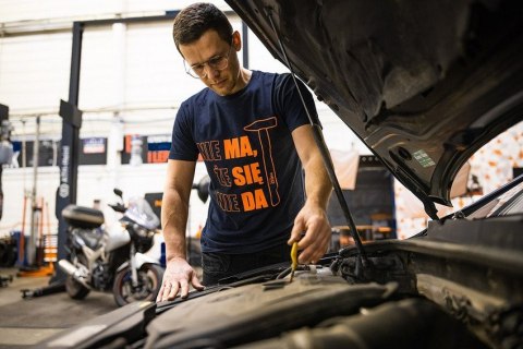 T-SHIRT Z NADRUKIEM MA SIĘ DA ROZMIAR L T-SHIRT Z NADRUKIEM MA SIĘ DA ROZMIAR L