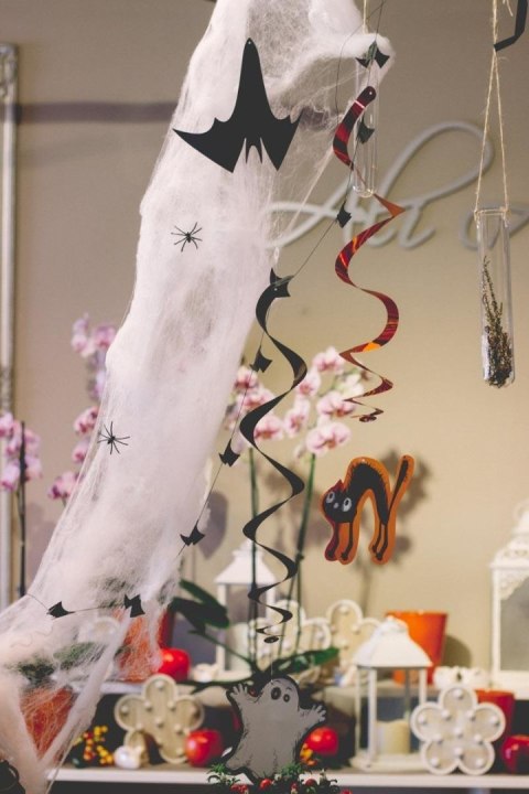 Pajęczyna dekoracyjna na Halloween + pająki, biała, 60g Pajęczyna dekoracyjna na Halloween + pająki, biała, 60g