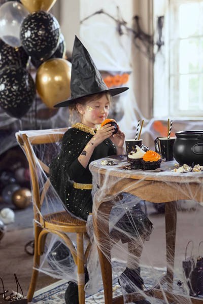 Pajęczyna dekoracyjna na Halloween + pająki, biała, 60g Pajęczyna dekoracyjna na Halloween + pająki, biała, 60g