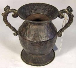 Amfora z metaloplastyki w kolorze brązowym z uszami oraz kutym wzorem