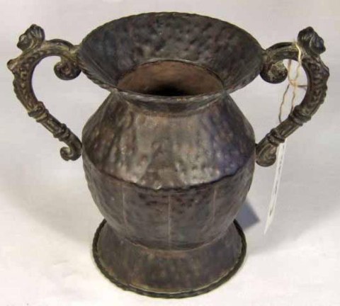 Amfora z metaloplastyki w kolorze brązowym z uszami oraz kutym wzorem