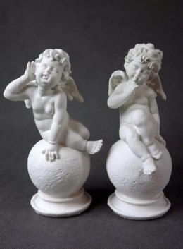 Anioł siedzący na kuli w kolorze białym 18x7 cm