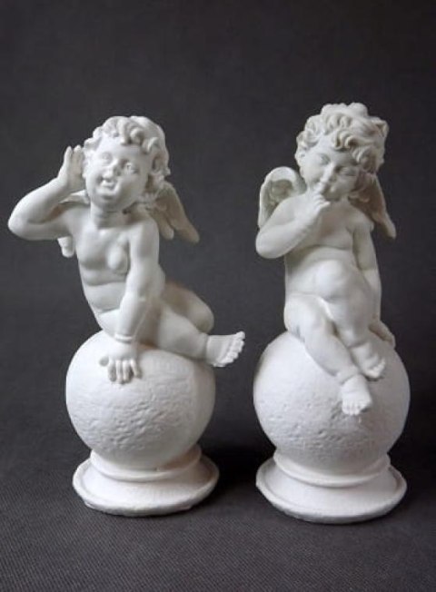 Anioł siedzący na kuli w kolorze białym 18x7 cm