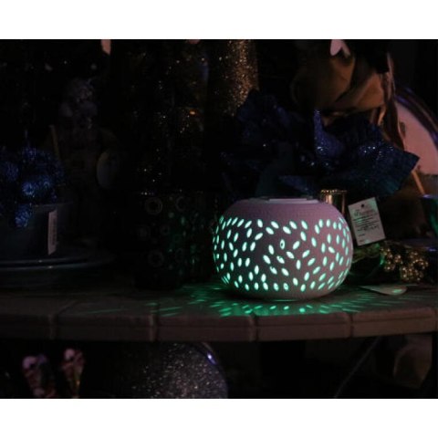 Biały Ceramiczny Świecznik z Solarną Lampą LED Zmieniającą Kolor