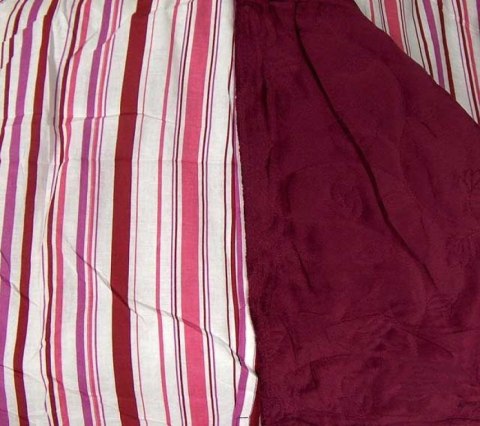 Bordowa Welurowa Narzuta z Haftowanymi Kwiatami i Kompletem Poszewek