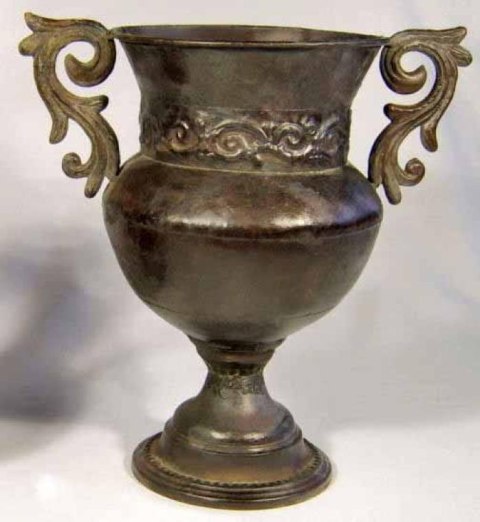 Brązowa Amfora Dekoracyjna z Metaloplastyki o Wymiarach 32x28 cm z Uszami i Kutym Wzorem