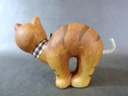 Ceramiczna Figurka Stojącego Kota w Kraciastą Wstążką i Dzwoneczkiem, Kolor Brązowy, 12x15 cm