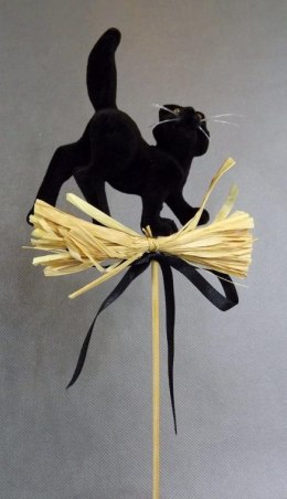 Czarny Flauszowy Kotek na Pik z Wstążką i Siankiem