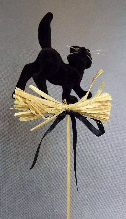 Czarny Flauszowy Kotek na Pik z Wstążką i Siankiem