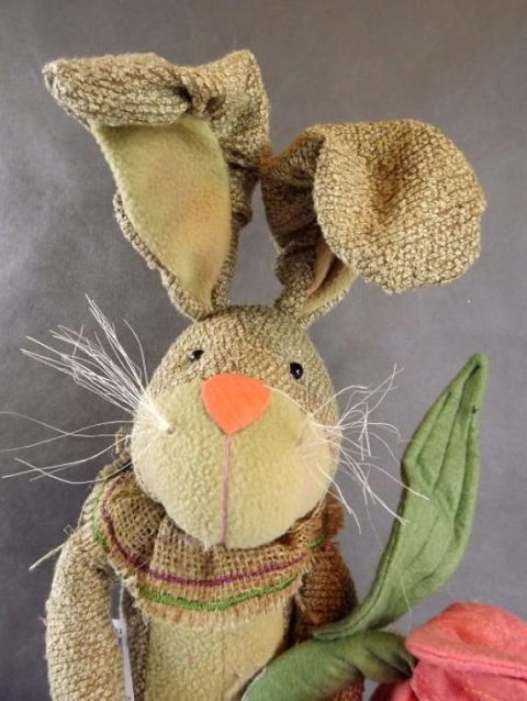 Duży Brązowy Zając z Kwiatkiem - Dekoracja - Wymiary 55x25cm