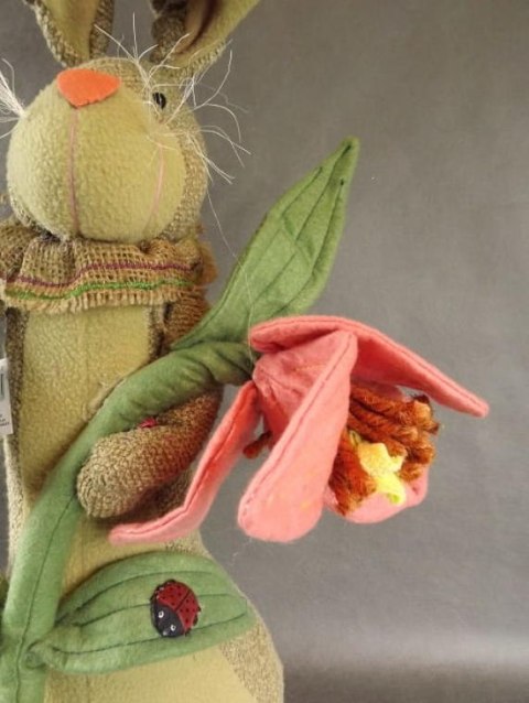 Duży Brązowy Zając z Kwiatkiem - Dekoracja - Wymiary 55x25cm