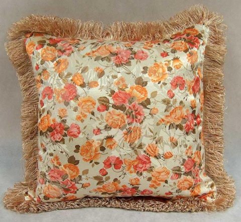 Elegancka Poszewka Satynowa z Kwiatowym Wzorem w Kolorach Kremu i Pomarańczy