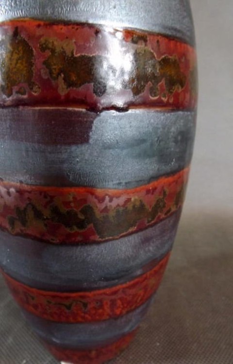 Elegancki Kamienisty Wazon w Pasy w Kolorze Ceglasto Popielatym, 28x11cm