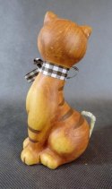 Figurka ceramiczna siedzący brązowy kot z wstążką 15.5x8 cm