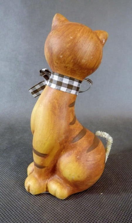 Figurka ceramiczna siedzący brązowy kot z wstążką 15.5x8 cm