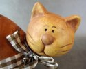 Figurka ceramiczna siedzący brązowy kot z wstążką 15.5x8 cm