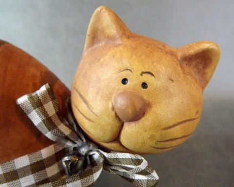 Figurka ceramiczna siedzący brązowy kot z wstążką 15.5x8 cm