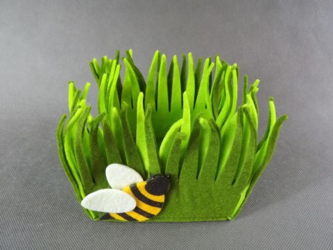 Filcowa osłonka na doniczkę trawa z pszczółką