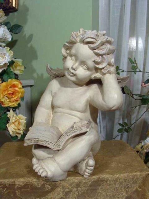 Klęczący anioł z książką w kolorze kremowym 33x25x37 cm