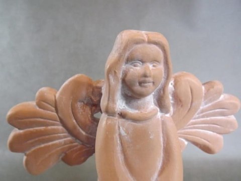 Mała Figurka Anioła z Ceramiki w Kolorze Gliny - Część Kolekcji