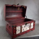 Mały Wiśniowy Kufer z Kremową Wstawką o Motywach Podróżniczych