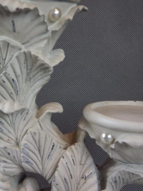 Romantyczny Świecznik Stojący z Perłami i Motywem Roślinnym 27x17 cm