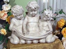 Trzech Aniołów Podtrzymujących Szarfę - Biała Dekoracja z Polirezyne