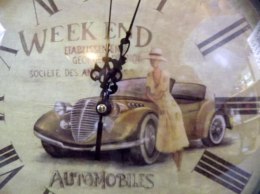 Zegar ścienno-wiszący w czarnej ramie z motywem samochodu, średnica 34 cm