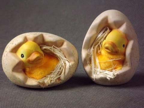 Żółta Kaczuszka Ceramiczna 9x6cm z Futrzanym Kurczaczkiem w Jajku ze Sianem