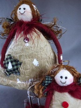 Aniołek w Ciepłych Butach - Dekoracja Świąteczna Beżowo-Czerwona