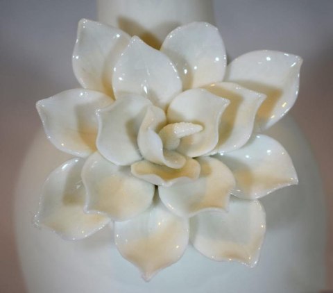 Biały, Delikatny Wazonik z Kwiatkiem o Wymiarach 20x10 cm