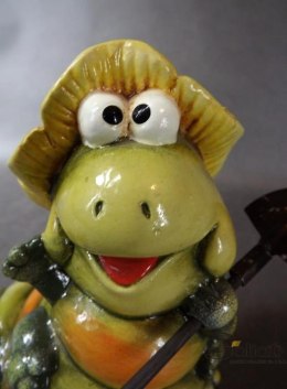 Ceramiczna Figurka - Zielona Gąsienica z Łopatą i Kapeluszem