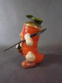 Ceramiczna uśmiechnięta marchew z łopatą i koszykiem 14x9 cm