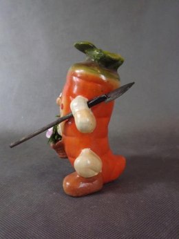 Ceramiczna uśmiechnięta marchew z łopatą i koszykiem 14x9 cm