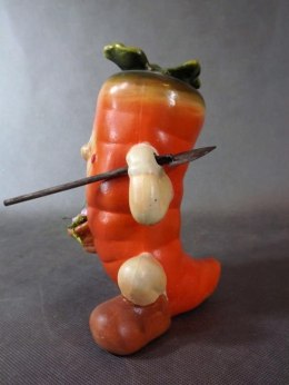 Ceramiczna uśmiechnięta marchew z łopatą i koszykiem 18x11 cm