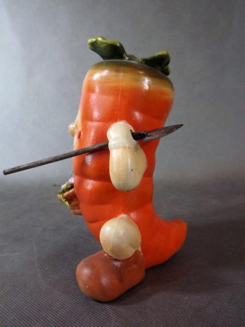 Ceramiczna uśmiechnięta marchew z łopatą i koszykiem 18x11 cm