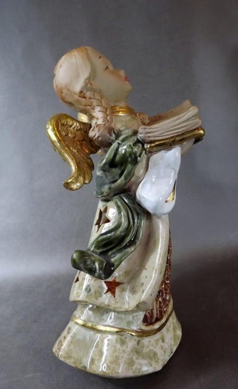 Ceramiczny Anioł z Książką-Lampionem w Kolorze Oliwkowo-Beżowym ze Złoceniami