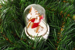 Drewniany Mikołaj w Kopule z LED - Dekoracja Świąteczna na Baterie, Kolor Czerwony