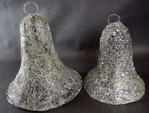 Dzwon dekoracyjny z sizalu z srebrnym brokatem - 25x30cm