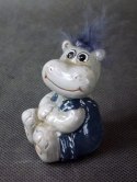Figurka ceramiczna - Siedzący hipopotam z pierzastą czuprynką 8x4 cm