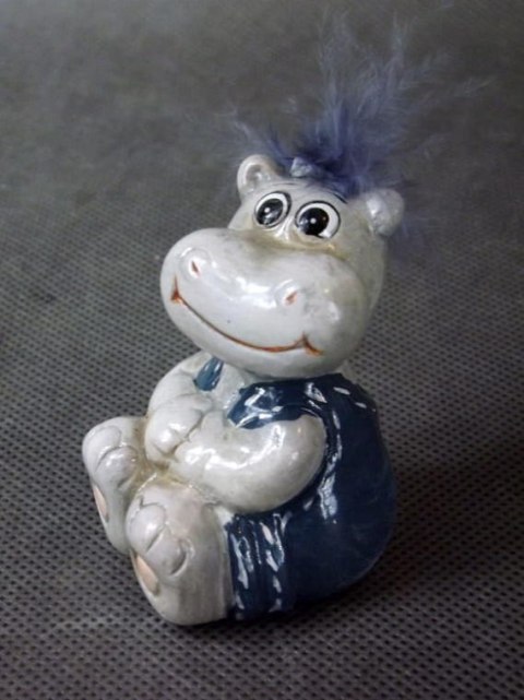 Figurka ceramiczna - Siedzący hipopotam z pierzastą czuprynką 8x4 cm