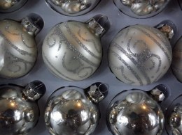 Komplet 16 szklanych bombek świątecznych w srebrnym kolorze, średnica 6cm