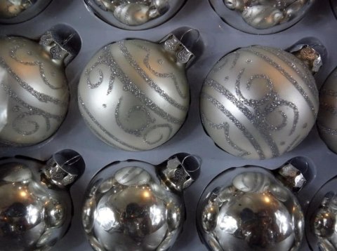 Komplet 16 szklanych bombek świątecznych w srebrnym kolorze, średnica 6cm