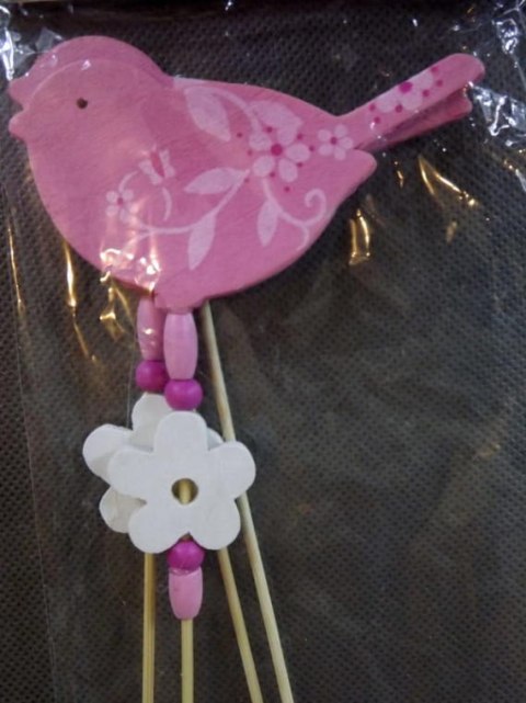 Komplet 4 Drewnianych Ptaków na Piku w Kolorach Różowym i Białym