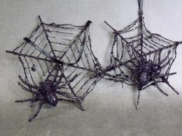 Komplet Czarnych Pajęczyn z Fioletowym Brokatem i Pająkami-Zawieszkami (2 sztuki)