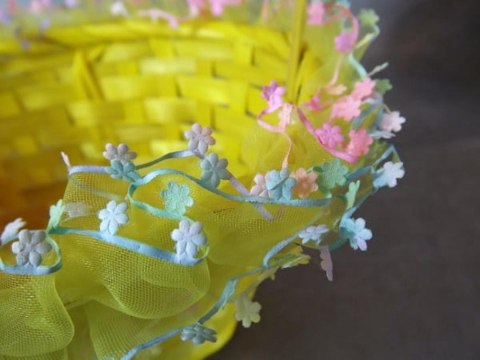 Koszyczek do święconki wykończony tiulową falbanką z kwiatkami 25x22x35 cm