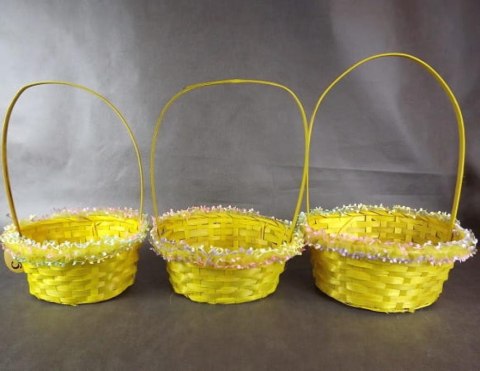 Koszyczek do święconki wykończony tiulową falbanką z kwiatkami 25x22x35 cm