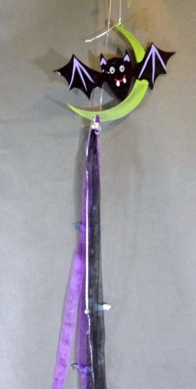 Nietoperz zawieszka z fioletowo-czarnymi wstążkami